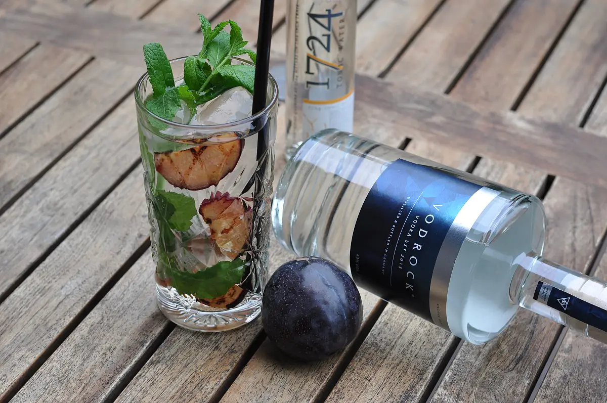 Vodka Tonic – Vodrock mit Tonic, gegrillter Pflaume und Minze
