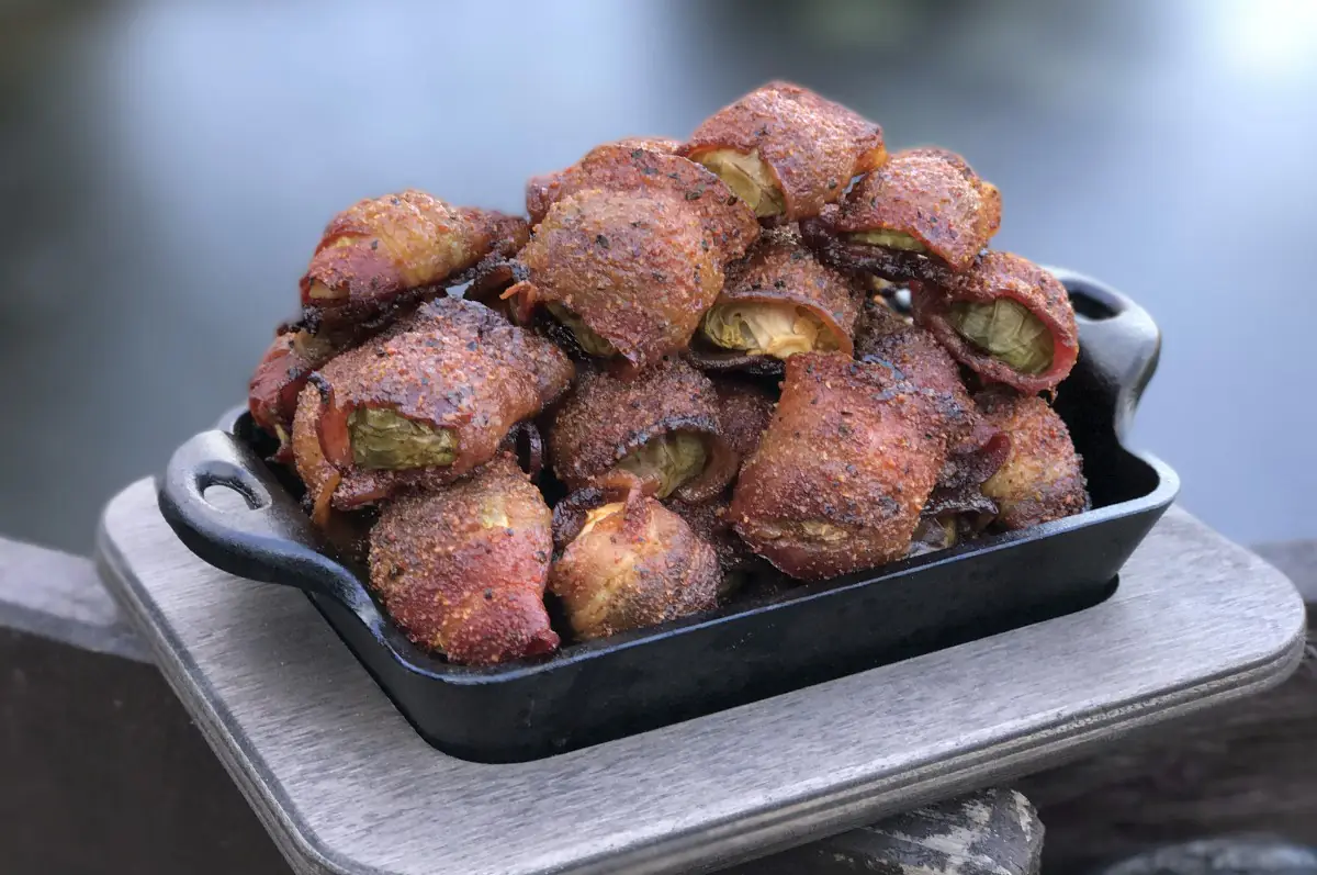 Gegrillter Rosenkohl im Speckmantel