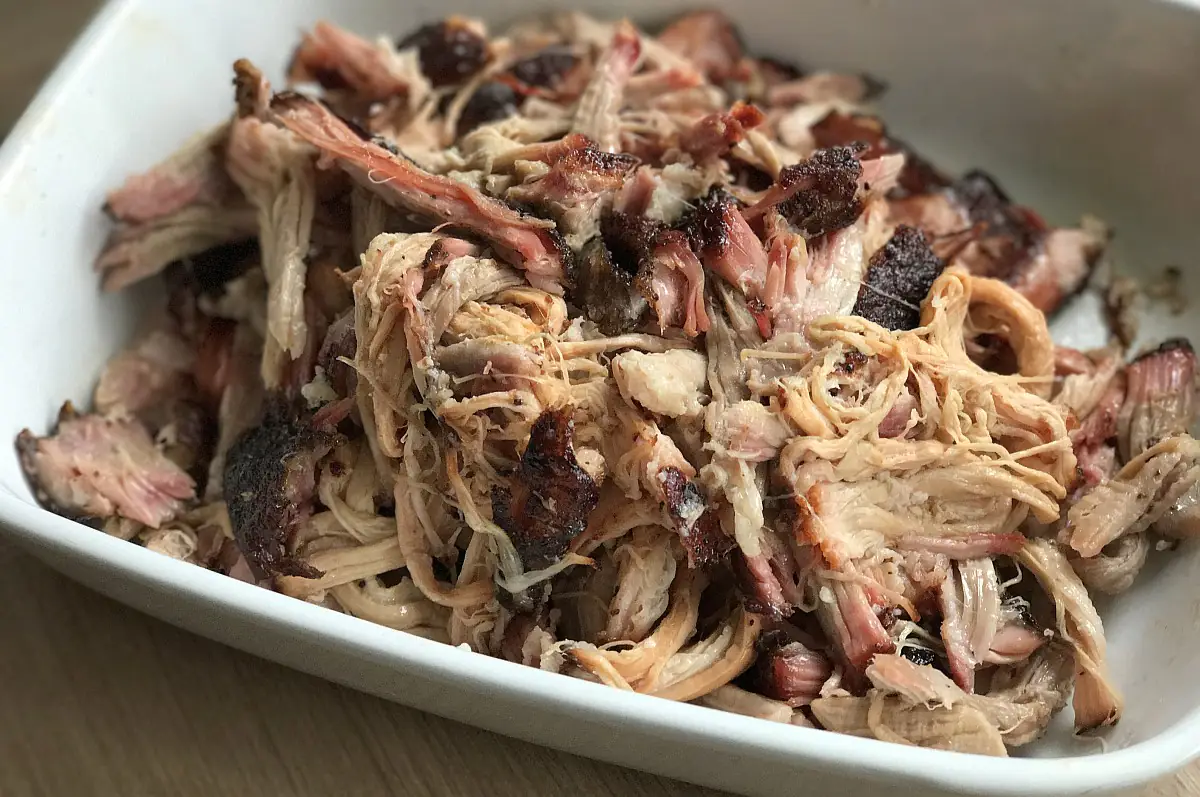 Pulled Pork Belly – gezupfter Schweinebauch puten-pastrami-Pulled Pork Belly Pulled Schweinebauch-Puten-Pastrami / geräucherte Putenbrust aus dem Hickory-Rauch