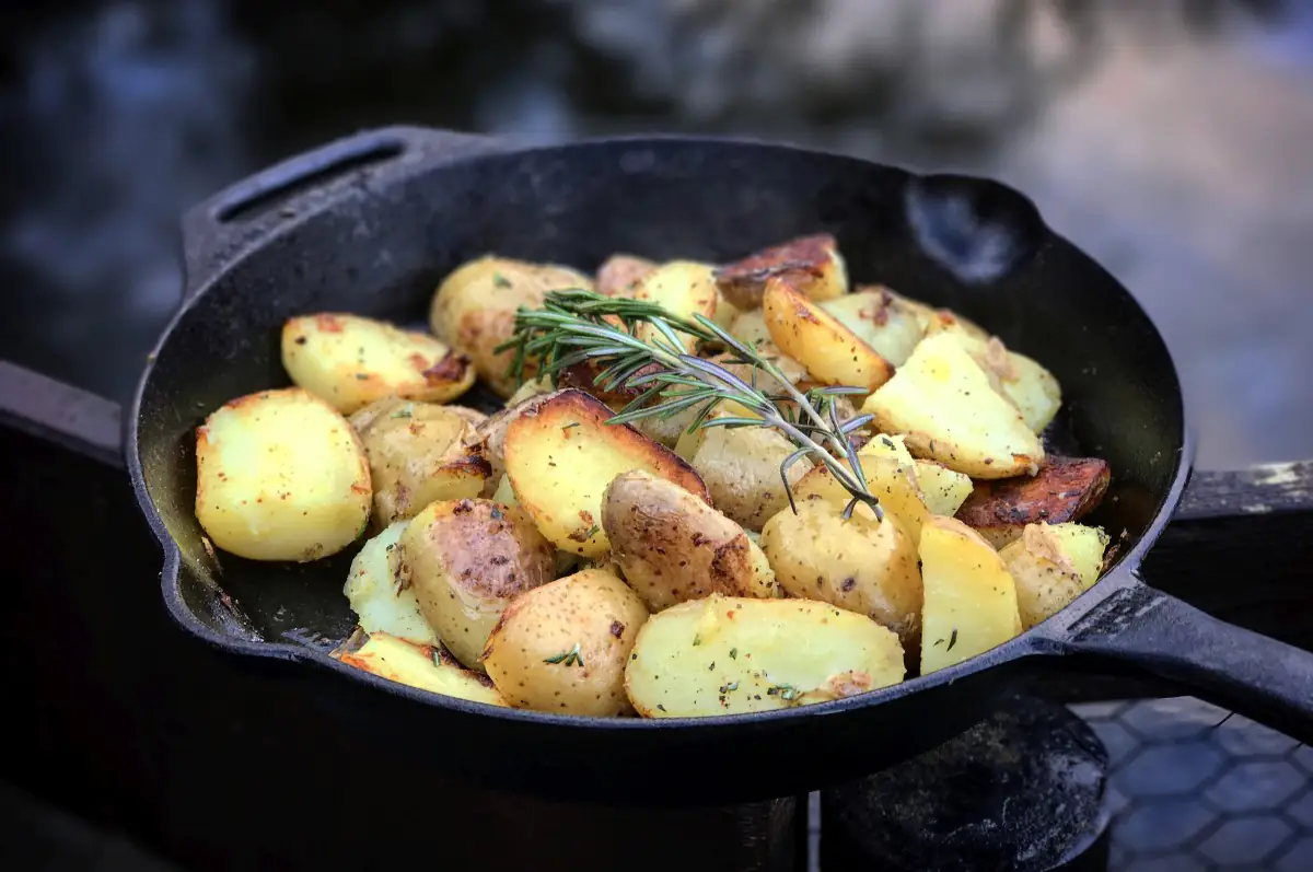 Rosmarinkartoffeln aus der Gusspfanne bauernfrühstück aus der heißluftfritteuse-Rosmarinkartoffeln Gusspfanne-Bauernfrühstück aus der Heißluftfritteuse