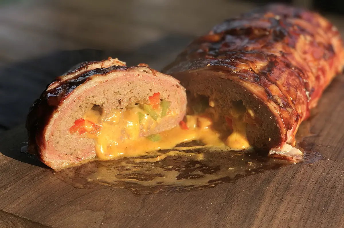 Bacon Bomb mit Paprika und Cheddar griechischer hackbraten-Bacon Bomb Paprika Cheddar-Griechischer Hackbraten mit Feta und Paprika