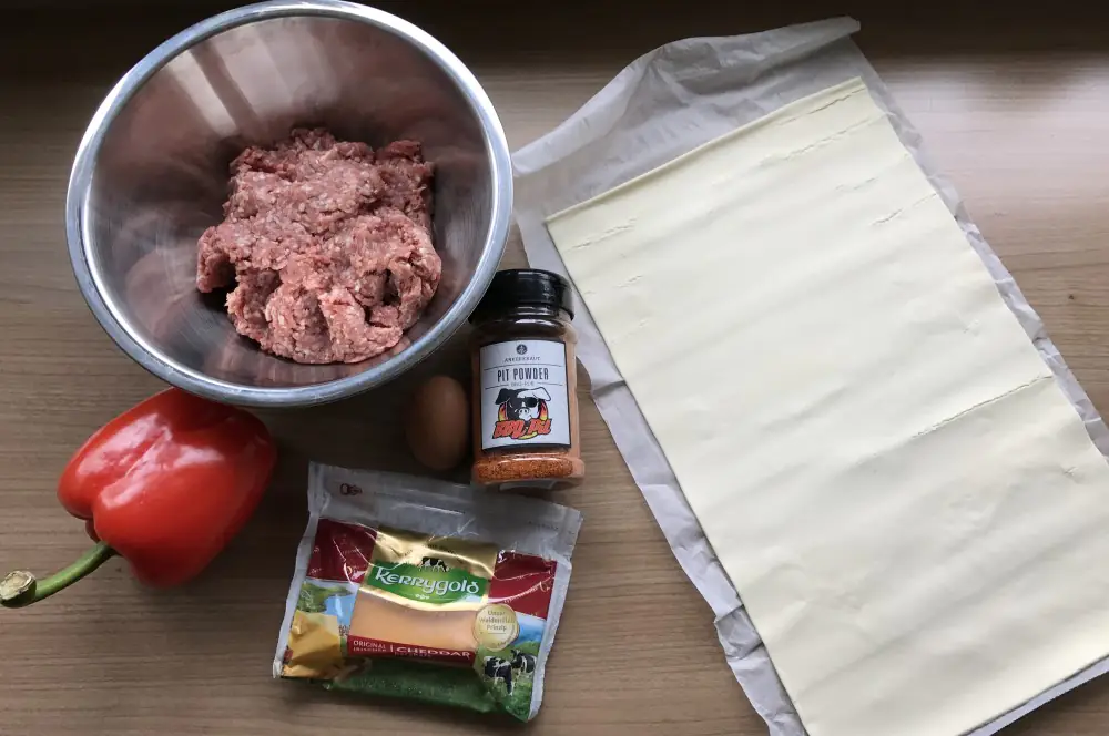 Hackfleisch-Blätterteig-Strudel mit Cheddar und Paprika 1 Pit Powder Blätterteig-Hackfleisch-Rolle