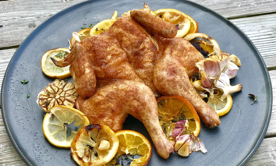 Roadkill Chicken – Platthuhn auf Zitrusfrüchten
