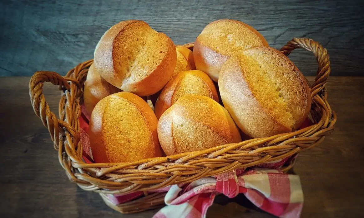 Brötchen backen – Rezept für Bäckerbrötchen / Sonntagsbrötchen
