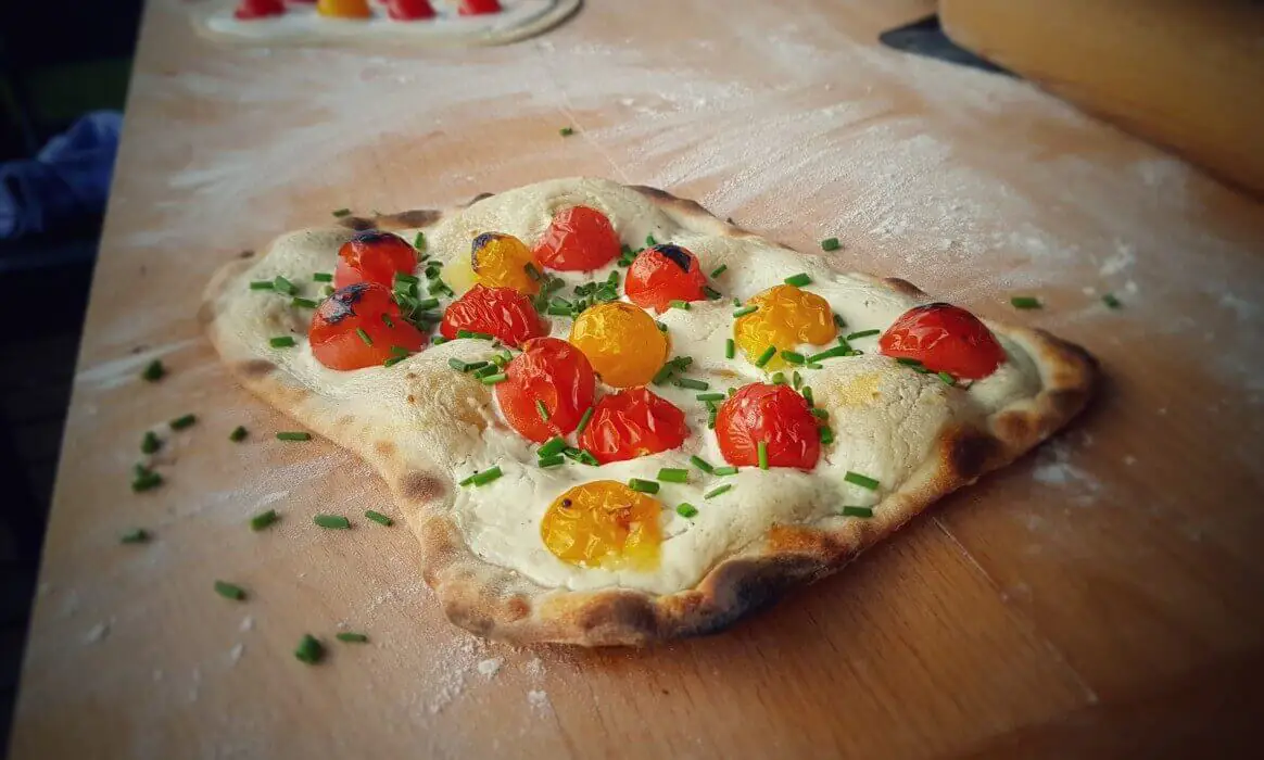 Flammkuchen vom Grill | BBQPit.de preiselbeer-meerrettich-sauce-Flammkuchen vom Grill-Preiselbeer-Meerrettich-Sauce mit Crème fraîche &#038; frischem Meerrettich