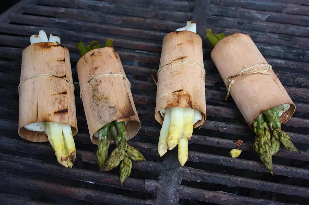 Heilbutt-Spargelröllchen im Wood Paper gegrillt 6 Heilbutt-Röllchen