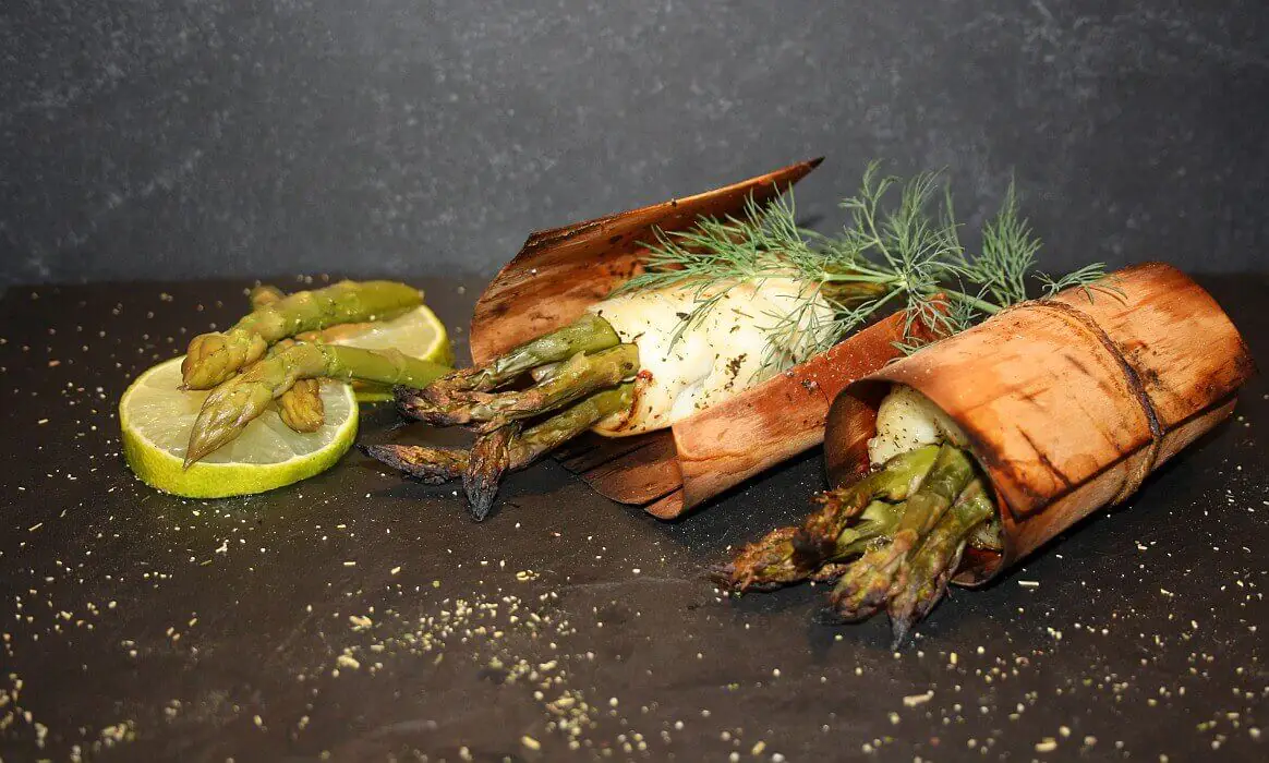 Heilbutt-Spargelröllchen im Wood Paper gegrillt