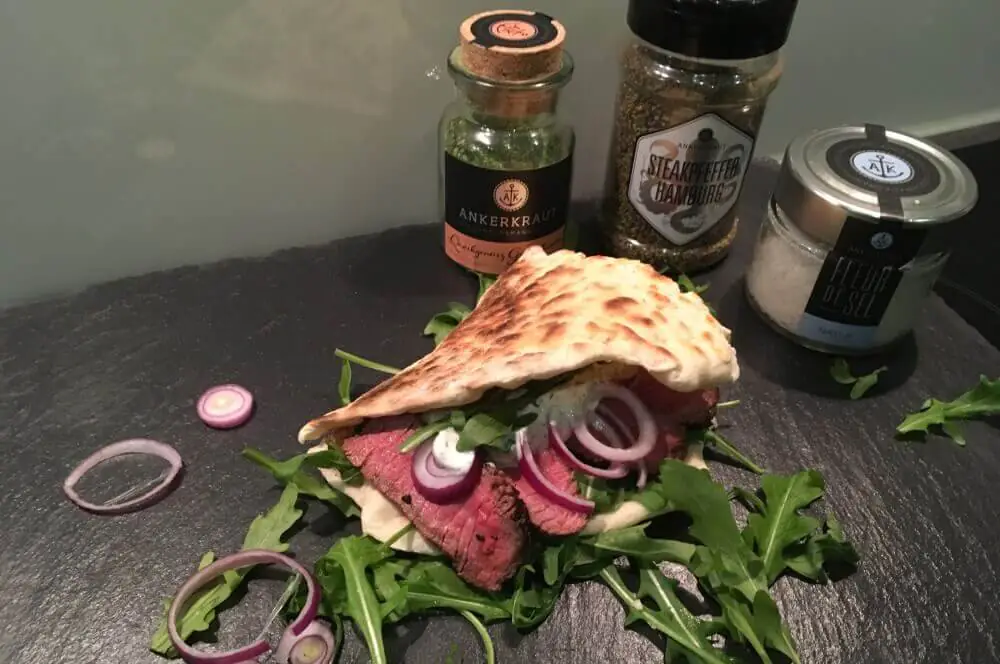 Hüftsteak-Sandwich mit Rucola im Naan-Brot 5 Hüftsteak-Sandwich mit Rucola und roten Zwiebeln im Naan-Brot