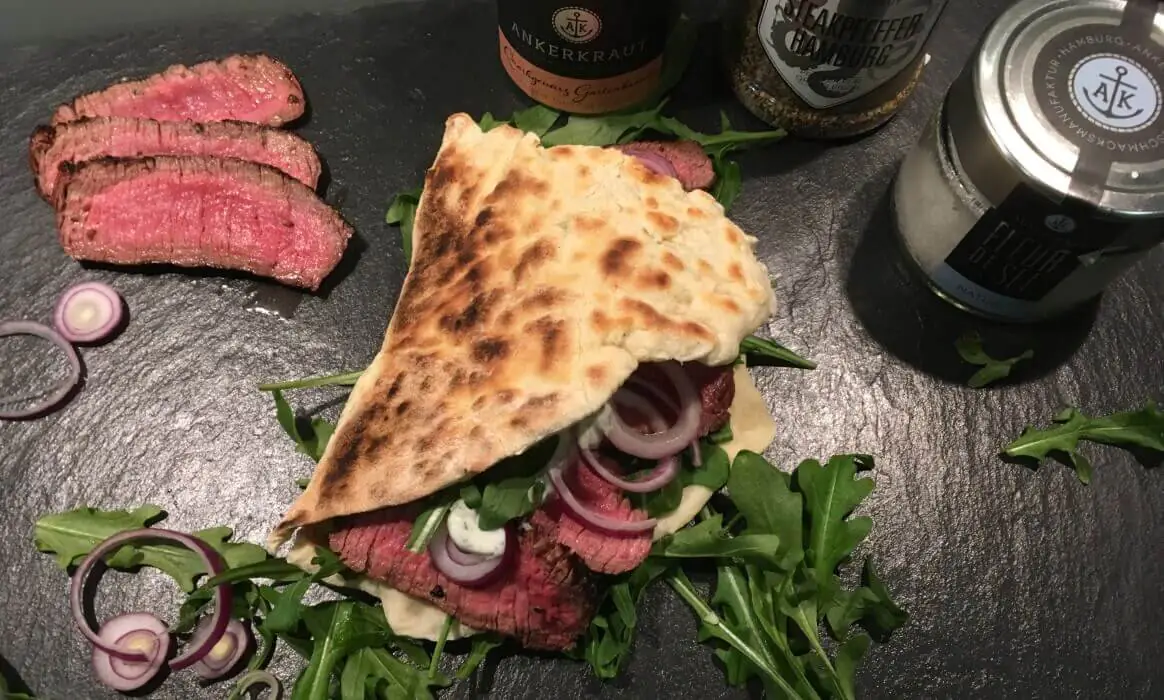 Hüftsteak-Sandwich mit Rucola im Naan-Brot