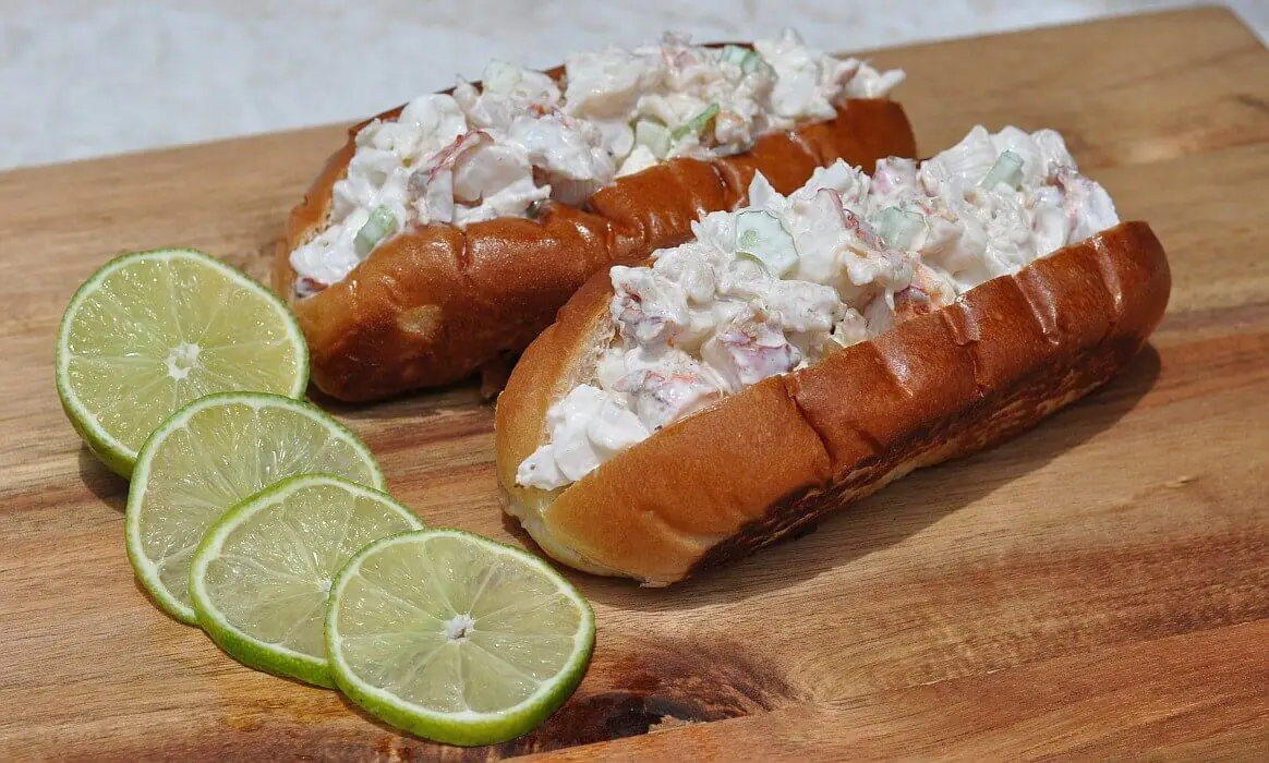 Lobster Roll – Gegrillter Langustenschwanz im Brötchen sloppy joe hot dog-Lobster Roll Hummerbroetchen-Sloppy Joe Hot Dog mit Hackfleisch- und Käsesauce