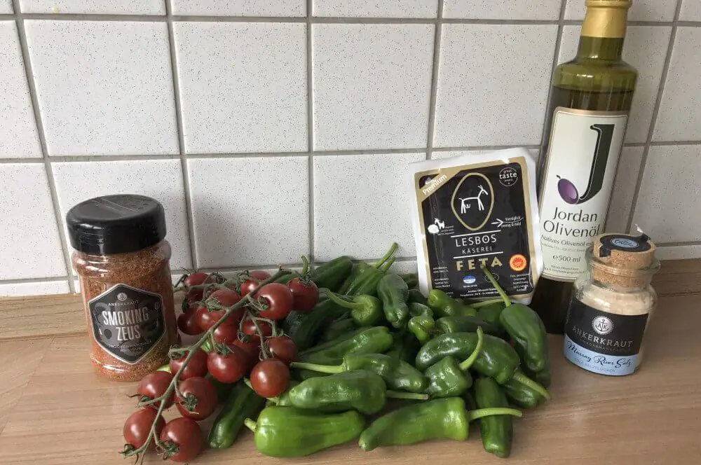 Bratpaprika-Pfanne mit Pimientos de Padrón, Feta & Tomaten 3 Pimientos de Padron