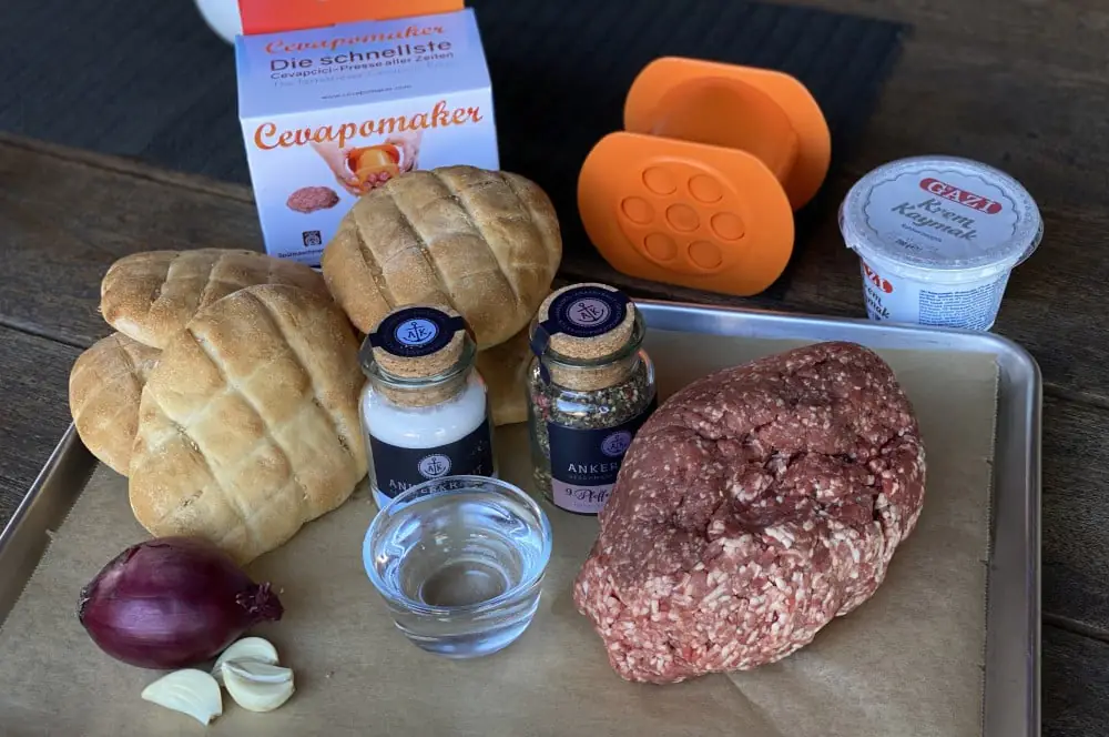 Ćevapčići vom Grill - Rezept für Balkan-Hackfleischröllchen 1 Alle Zutaten für Ćevapčići auf einen Blick