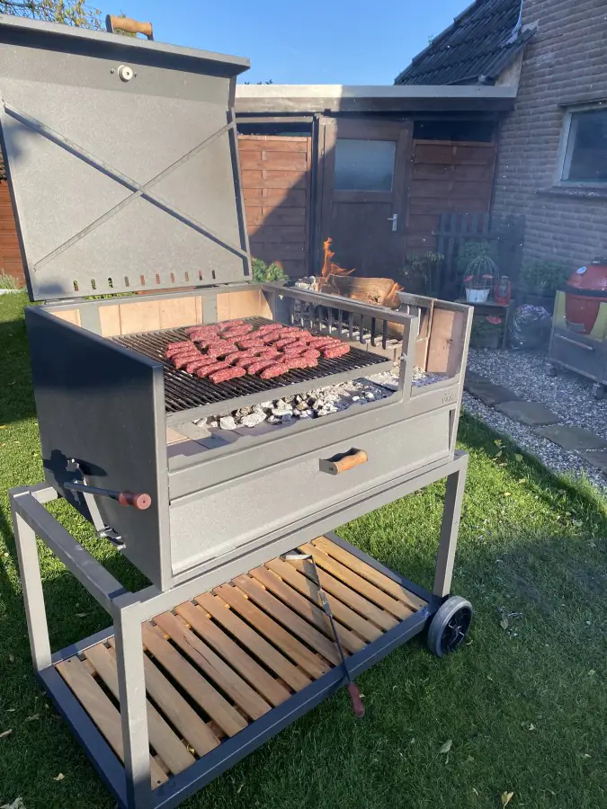 Ćevapčići vom Grill - Rezept für Balkan-Hackfleischröllchen 5 Ćevapčići auf dem Nuke Delta
