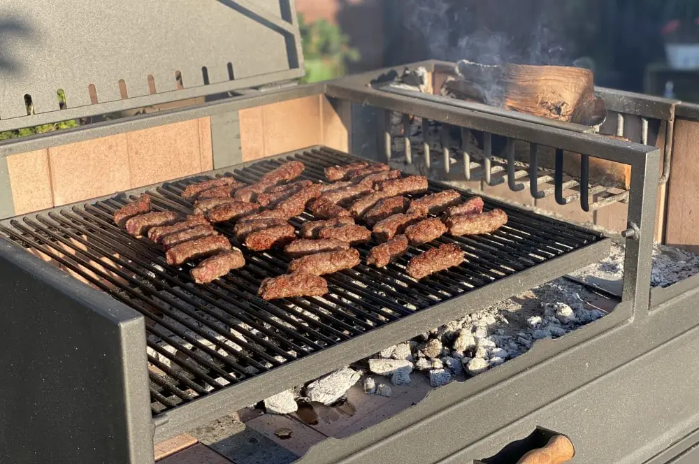 Ćevapčići vom Grill - Rezept für Balkan-Hackfleischröllchen 6 Die Ćevapčići brauchen nur wenige Minuten