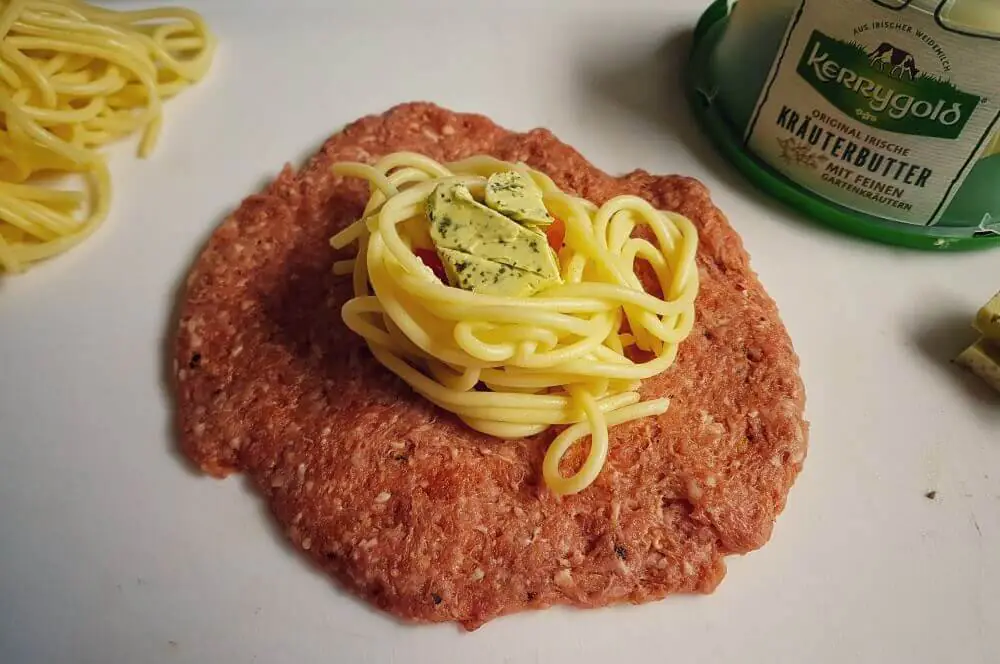 Italienische Fleischbällchen mit Spaghetti-Kräuterbutter-Füllung 2 Italienische Fleischbällchen