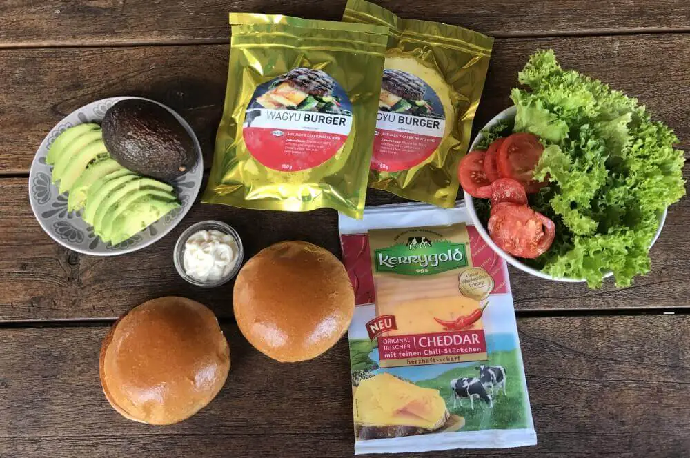 Avocado-Cheeseburger mit Wagyu-Beef und Chili-Cheddar 1 Avocado-Cheeseburger