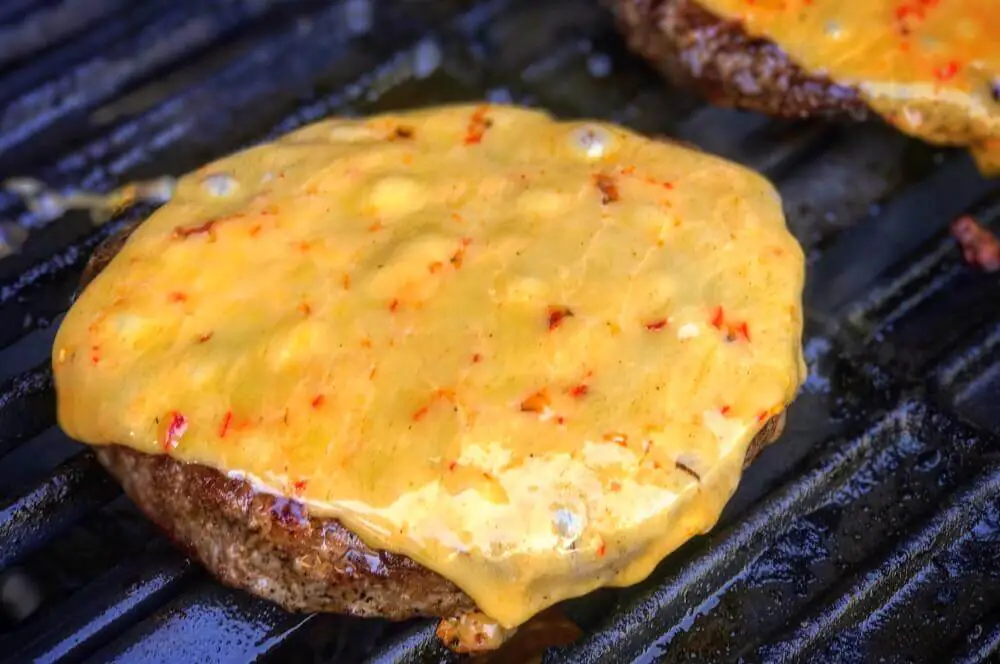 Avocado-Cheeseburger mit Wagyu-Beef und Chili-Cheddar 3 Kerrygold Chili-Cheddar