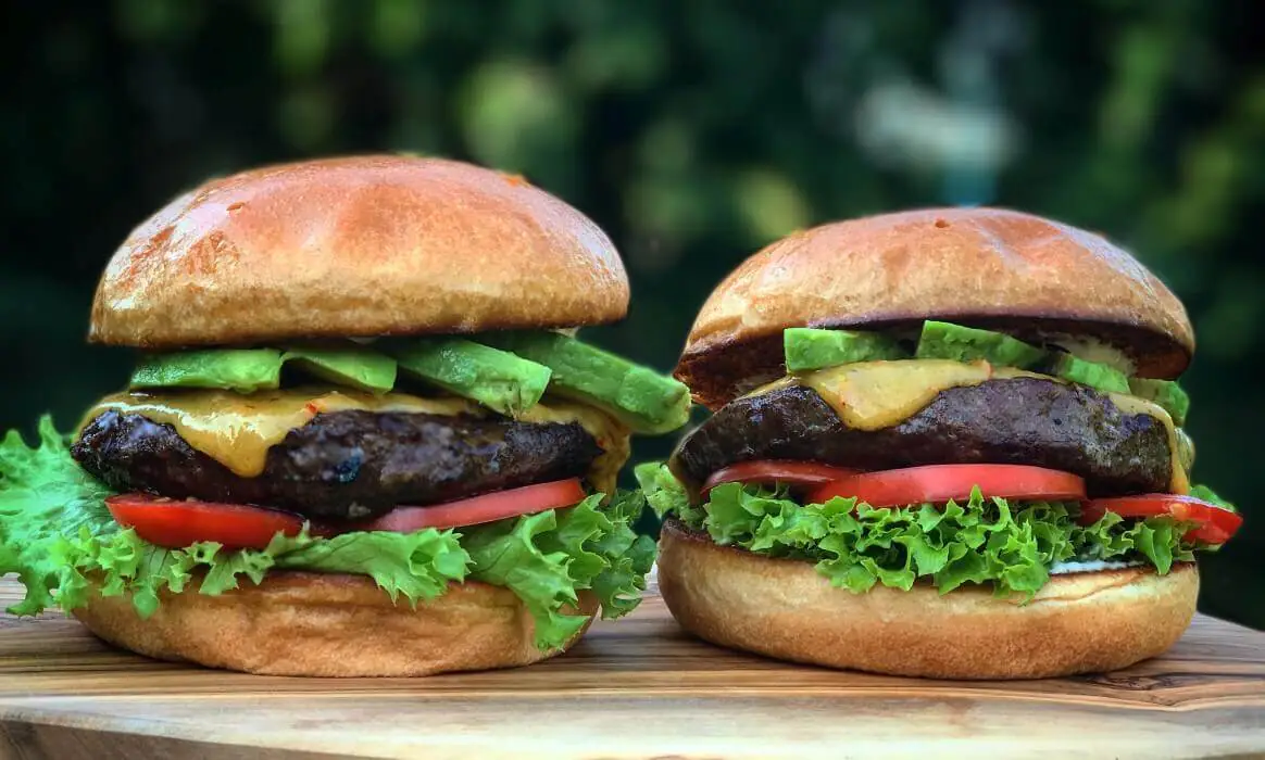 Avocado-Cheeseburger mit Wagyu-Beef und Chili-Cheddar | BBQPit.de