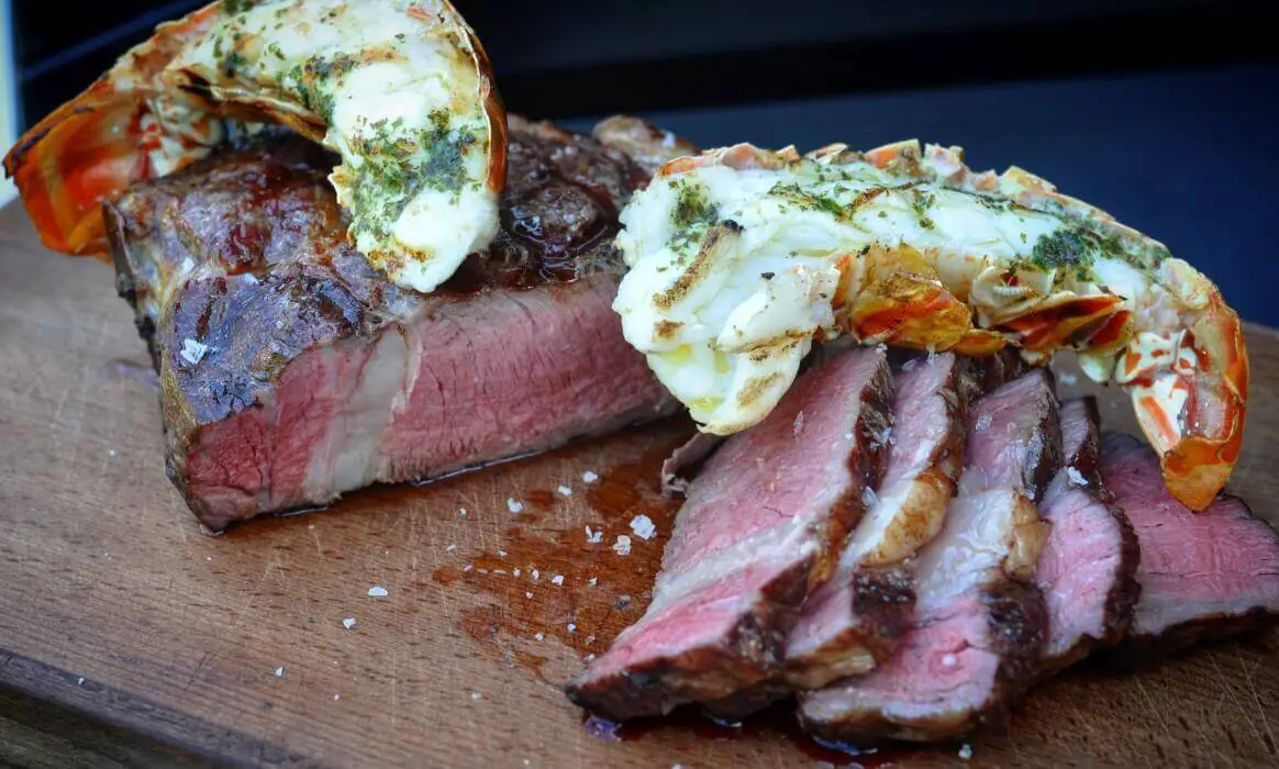 Lobster Surf and Turf - Langustenschwanz auf Cowboy-Steak | BBQPit.de