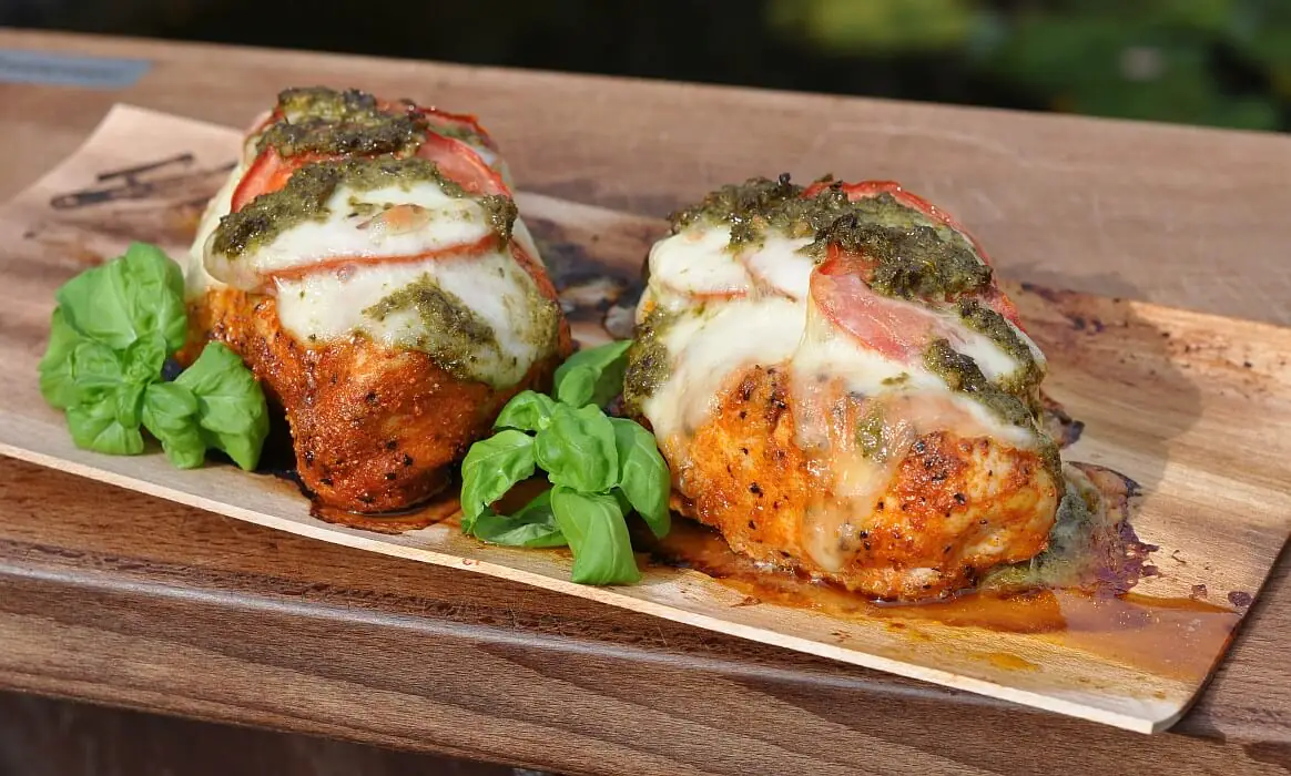 Hähnchenbrust Caprese mit Tomate & Mozzarella geräucherte hähnchenbrust-Haehnchenbrust Caprese Tomate Mozzarella Planke-Geräucherte Hähnchenbrust &#8211; Rezept für saftiges Hähnchenbrustfilet