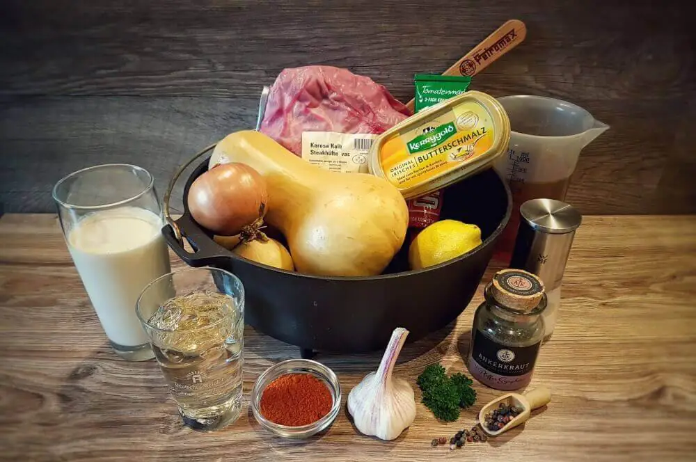 Kalbsgulasch mit Kürbis aus dem Dutch Oven 1 Kalbsgulasch mit Kürbis