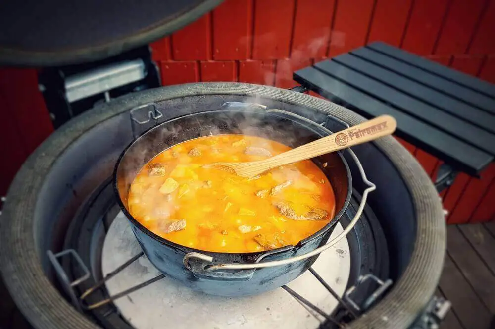 Kalbsgulasch mit Kürbis aus dem Dutch Oven 3 Kalbsgulasch aus dem Feuertopf