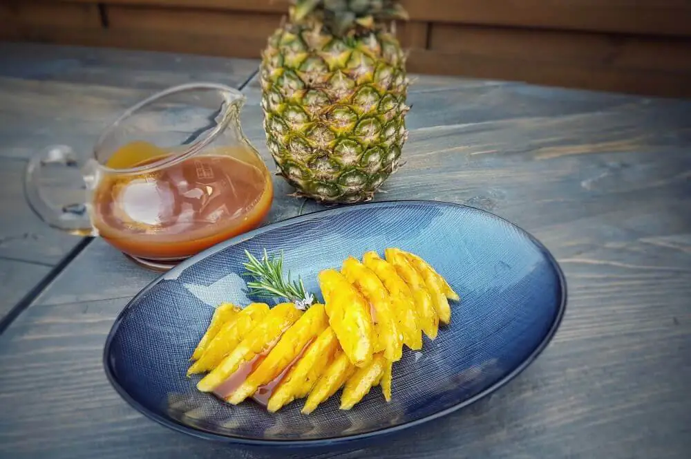 Karamellisierte Ananas mit Salz-Karamellsauce