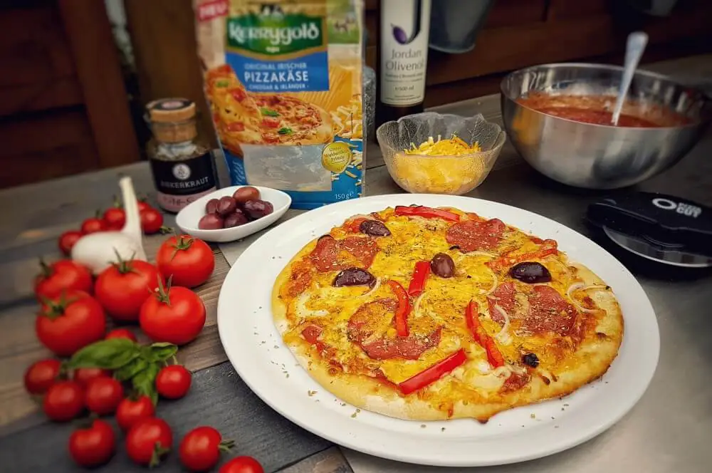 Salami-Pizza