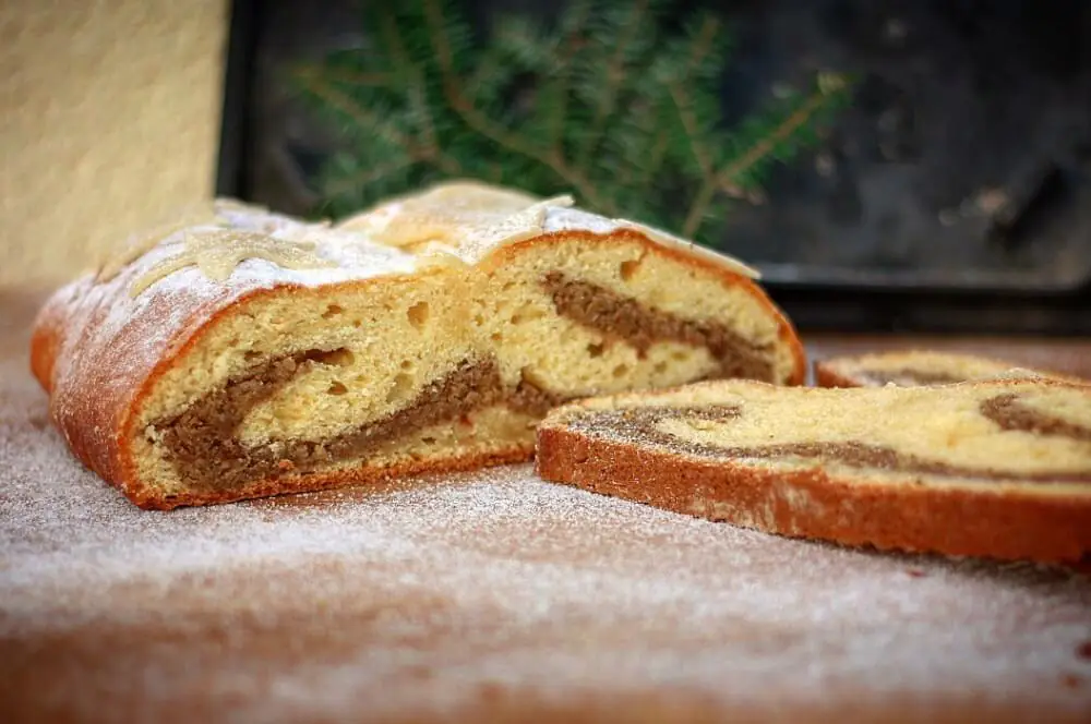 Christstollen mit Nussfüllung 6 Christstollen mit Nussfüllung