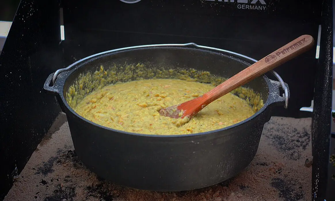 Erbsensuppe aus dem Dutch Oven | BBQPit.de rinderrouladen-Erbsensuppe aus dem Dutch Oven-Rinderrouladen aus dem Dutch Oven