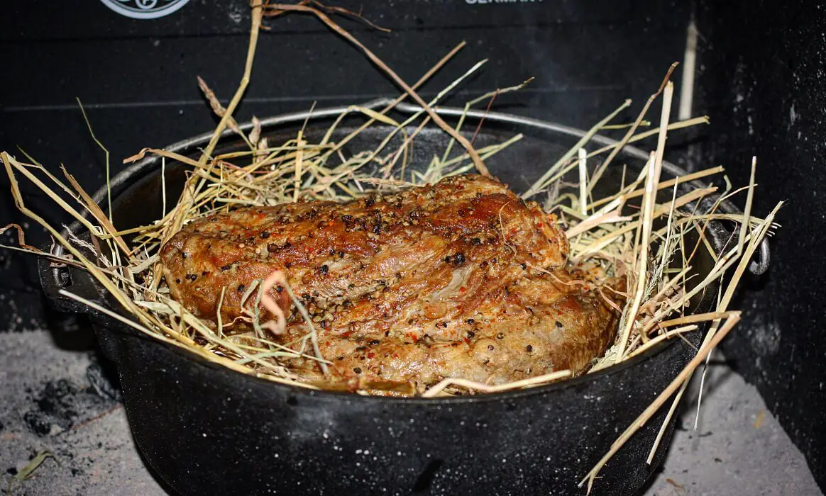 Heubraten aus dem Dutch Oven | BBQPit.de rohrnudeln aus dem dutch oven-Heubraten aus dem Dutch Oven Iberico-Rohrnudeln aus dem Dutch Oven