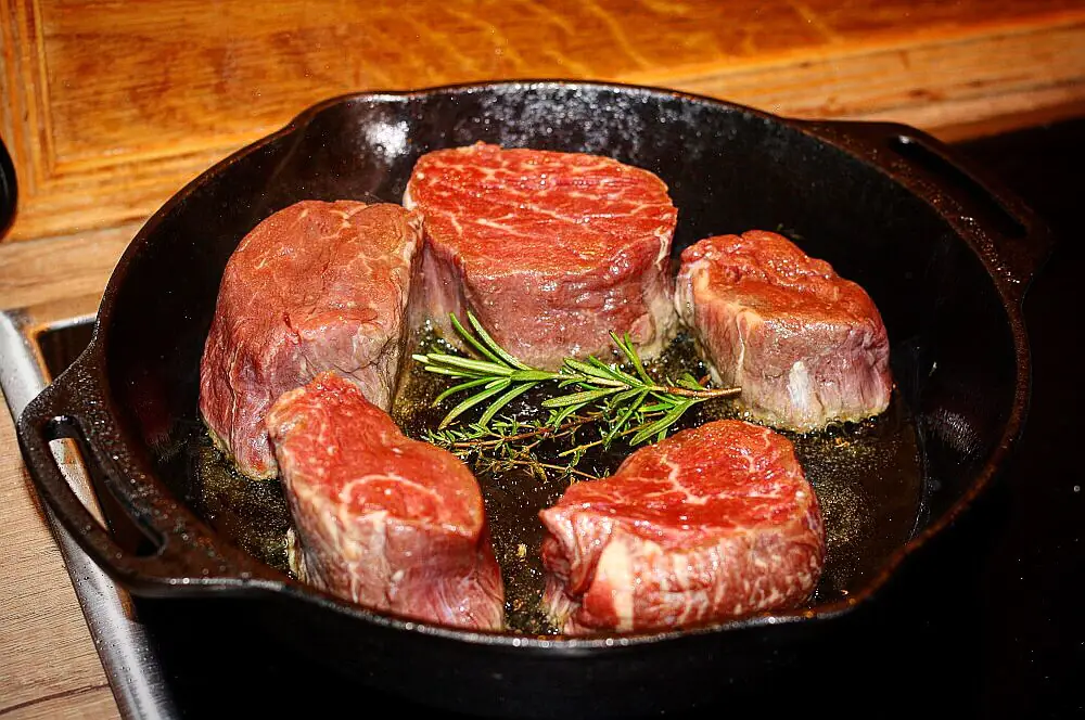 Rinderfilet mit Granatapfelsauce 3 Filetsteaks in Gusspfanne