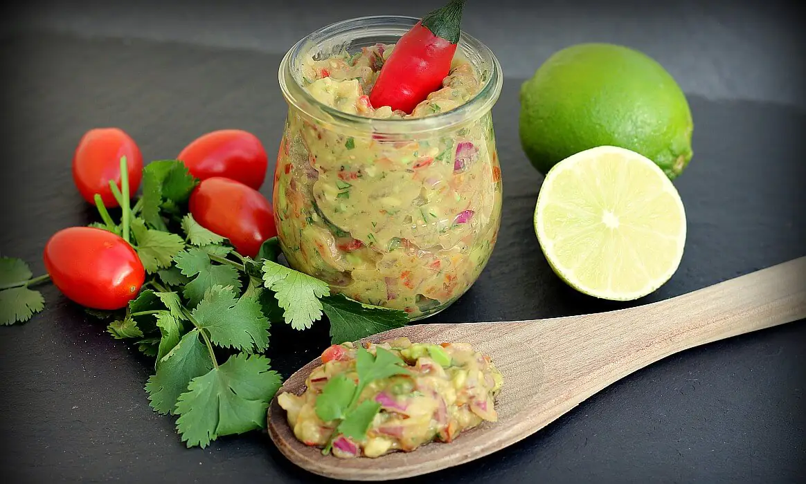 Avocado-Salsa mit Tomate und Chili | BBQPit.de