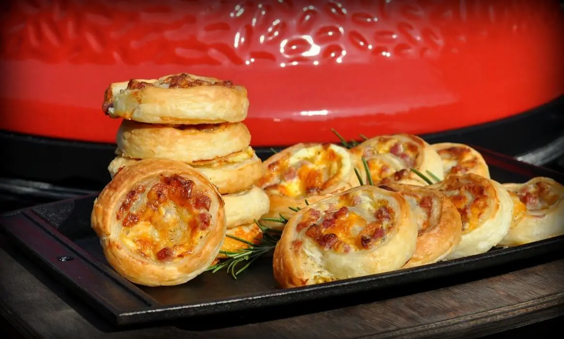 Blätterteigschnecken herzhaft gefüllt mit Speck & Käse | BBQPit.de donlicate blätterteig-fleischkäse-schnecken-Blaetterteigschnecken Speck Schmand Kaese-Donlicate Blätterteig-Fleischkäse-Schnecken
