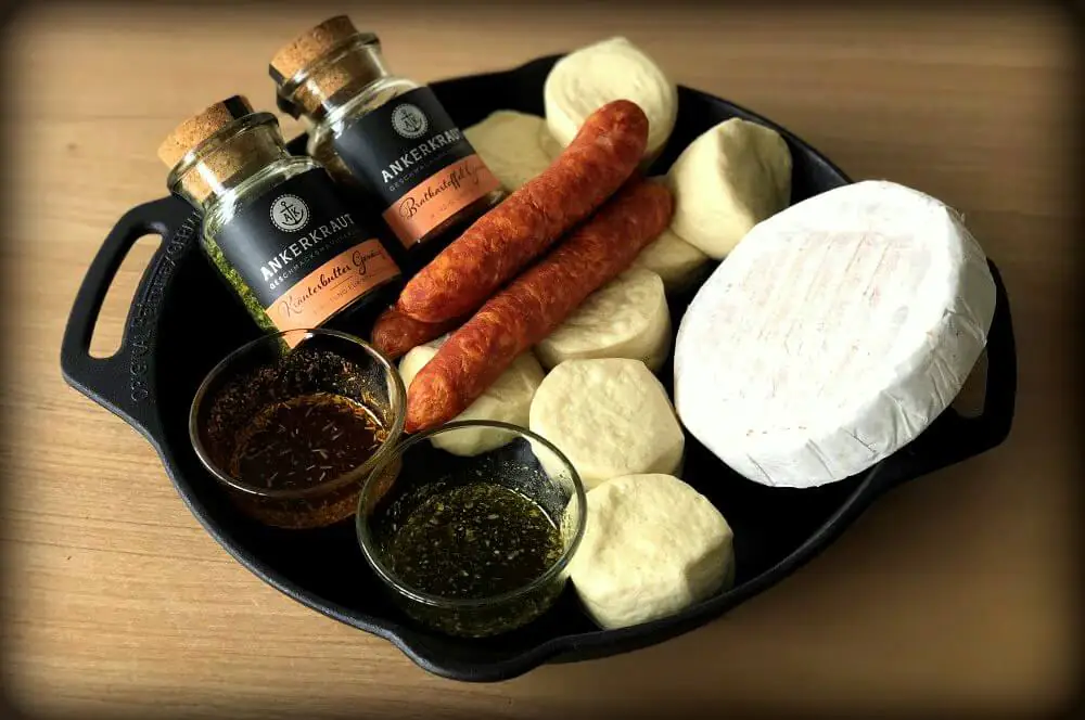 Käsesonne / Brötchensonne mit Camembert und Mettwurst 2 Käsesonne mit Mettwurst