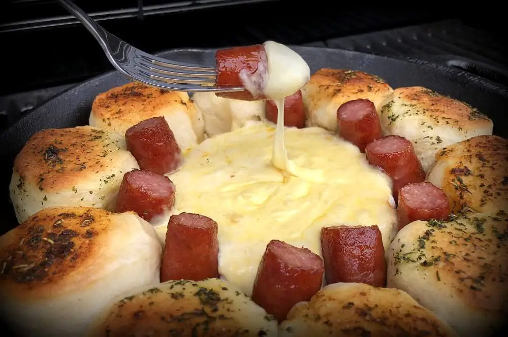 Käsesonne / Brötchensonne mit Camembert und Mettwurst 7 Die Mettwurst wird in den Käse der Brötchensonne gedippt