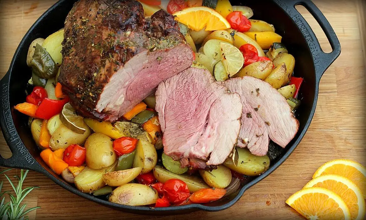 Lammkeule vom Grill mit mediterranen Kräutern | BBQPit.de