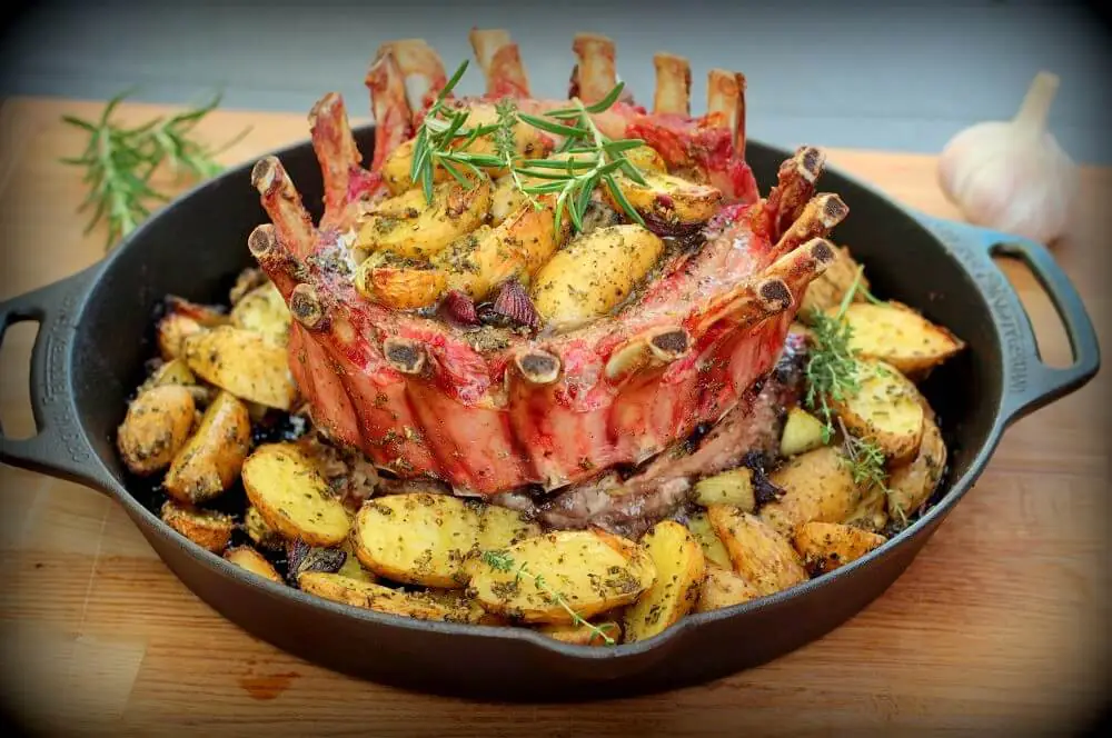Kronenbraten - Crown Roast vom Iberico-Schweinekarree 5 Iberico-Carree auf Kräuterkartoffeln