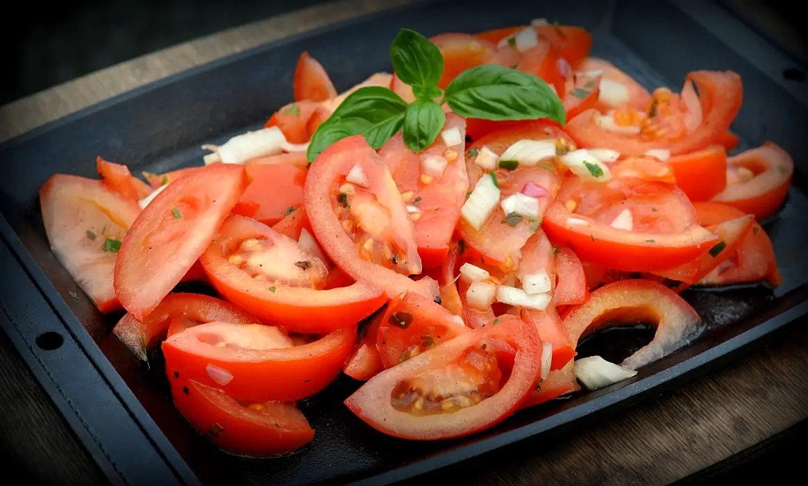 Tomatensalat mit Zwiebeln und italienischen Kräutern | BBQPit.de gegrillter salat-Tomatensalat-Gegrillter Salat mit Parmesan und Granatapfel