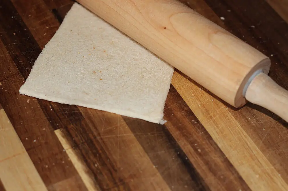 Gemüse-Muffins - Vegetarische Muffins im Toast vom Grill 6 Der Toast wird flach ausgerollt