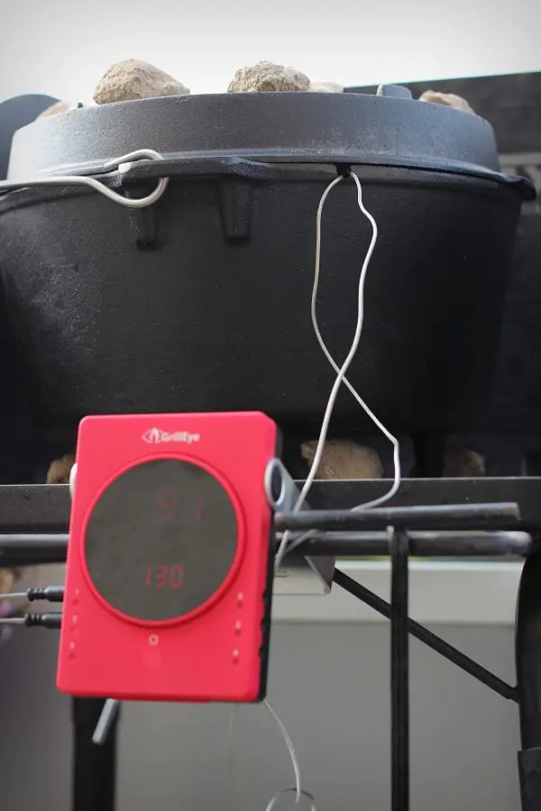 Pulled Pork aus dem Dutch Oven 9 Die Fühlerkabel werden aus dem Dutch Oven geführt
