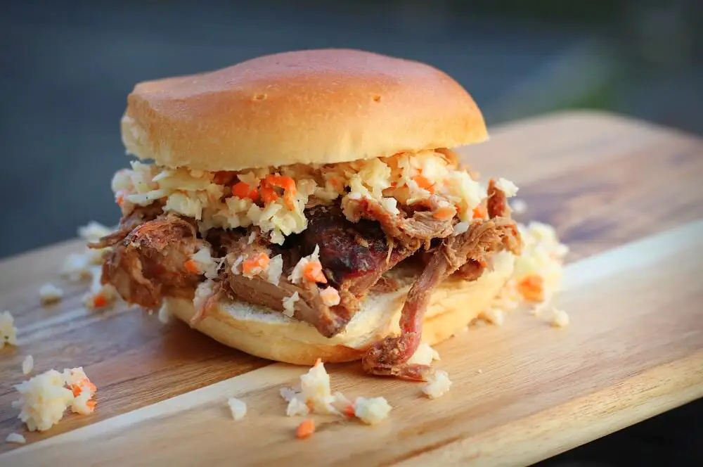 Pulled Pork aus dem Dutch Oven 13 Pulled Pork Burger mit Coleslaw