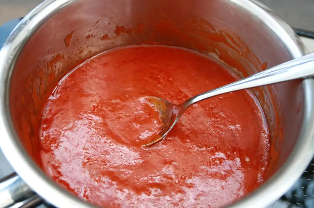 Buffalo Chicken Wings - knusprige Hähnchenflügel im Buffalo-Style 4 Die Buffalo-Sauce wird zubereitet