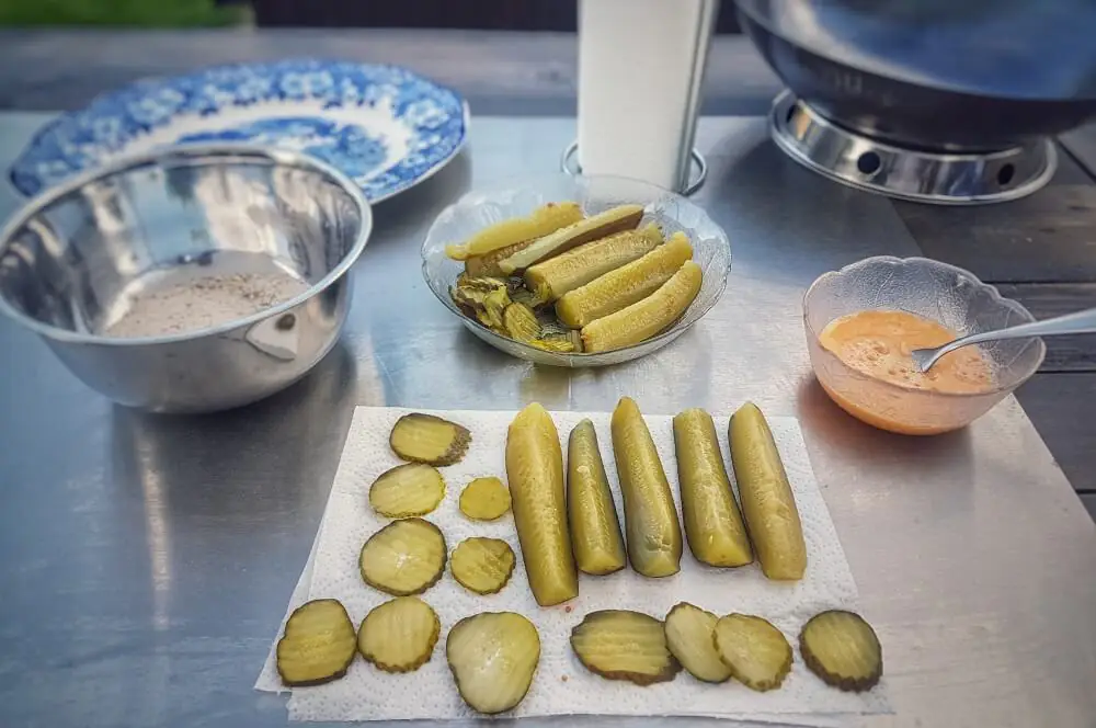 Fried Pickles - frittierte Gewürzgurken 2 Die eingelegten Gurken werden getrocknet