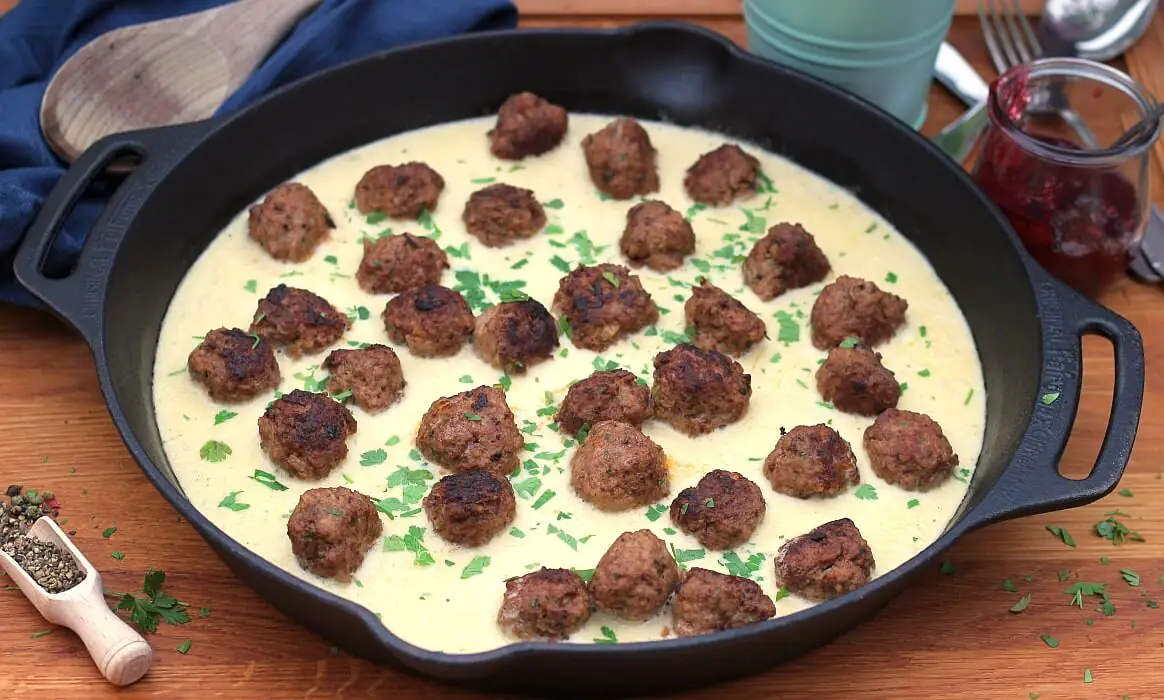Köttbullar - Rezept für schwedische Hackfleisch-Bällchen | BBQPit.de wikingertopf-Koettbullar Schwedische Hackfleischbaellchen-Wikingertopf mit Hackbällchen