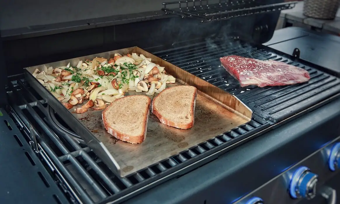 Edelstahl-Grillplatte / Plancha von Grillrost.com im Test | BBQPit.de schwenkgrill-Edelstahl Grillplatte Plancha Grillrost com-Schwenkgrill / Grillgalgen von Grillrost.com im Test