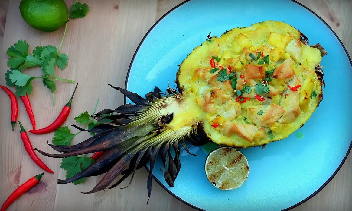 Gefüllte Ananas mit Hähnchen Curry | BBQPit.de tri tip teriyaki-spieße-Gefuellte Ananas Haehnchen Curry-Tri Tip Teriyaki-Spieße mit Ananas