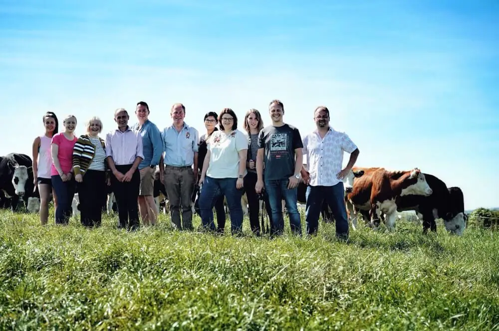 Irland-Reise 2018 mit Kerrygold 19 Gruppenfoto auf der Weide