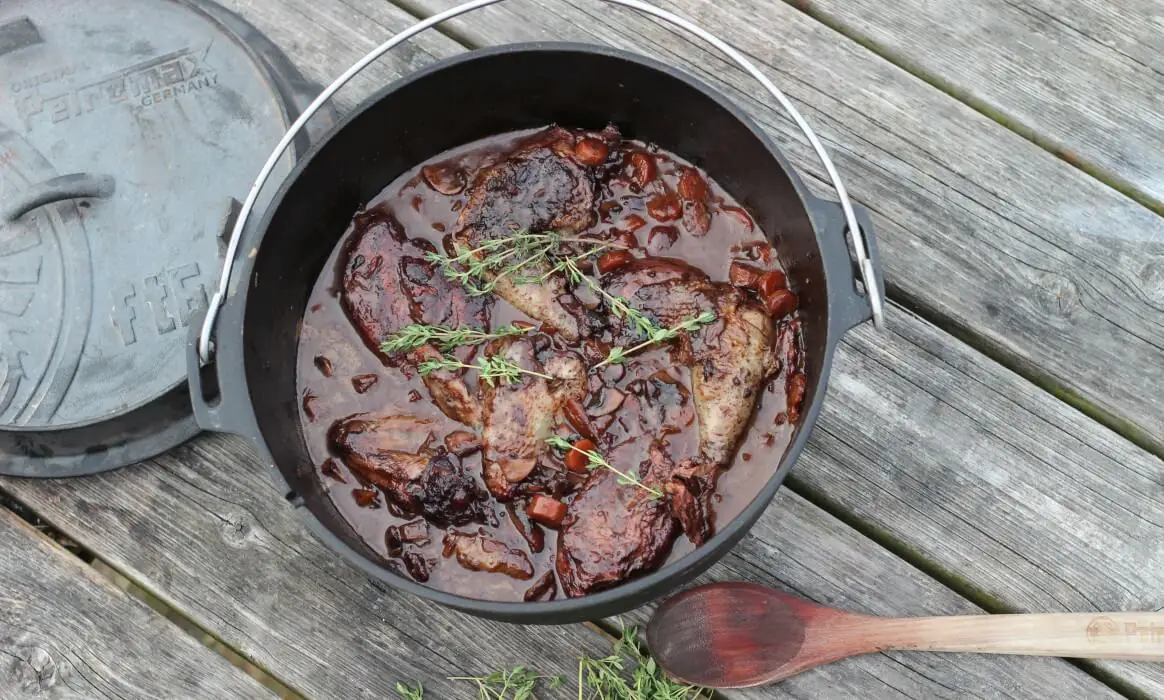 Coq au vin aus dem Dutch Oven - Hähnchen in Rotwein | BBQPit.de
