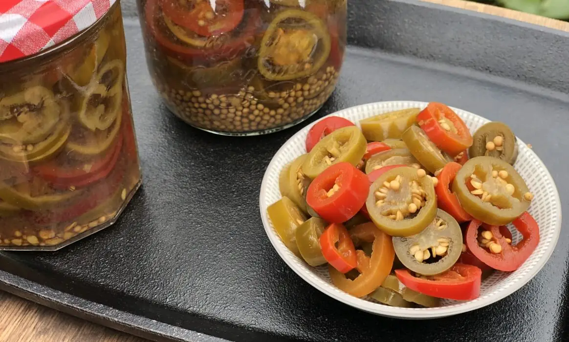 Eingelegte Jalapenos - Chilis selber einlegen | BBQPit.de cowboy candy-Eingelegte Jalapenos selber machen Chilis-Cowboy Candy &#8211; kandierte Jalapeños